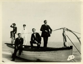 José de Almada Negreiros, a bordo do 'Lisbonense', no Portinho da Arrábida, com colegas do Colégio dos Jesuítas 