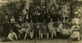 José de Almada Negreiros,com grupo de mascarados, numa festa do Colégio dos Jesuítas 