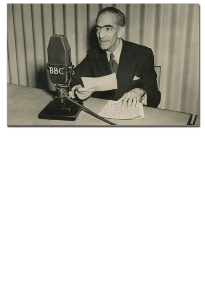 José de Almada Negreiros ao microfone da BBC. 1950