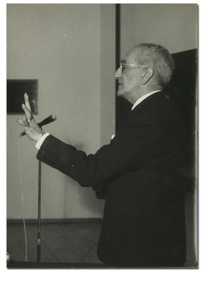 José de Almada Negreiros proferindo uma conferência. [196-]