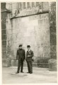 Almada Negreiros fotografado junto ao Mosteiro da Batalha com Leopoldo de Almeida (título atribuído)